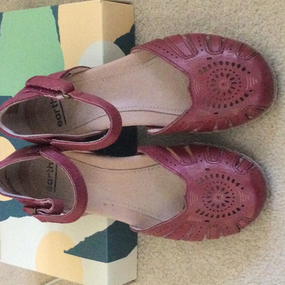 Like new Earth origins sandals